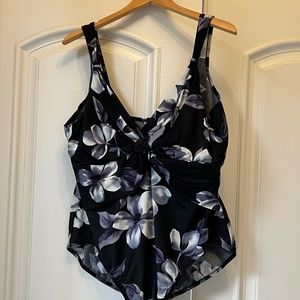 Graphic Black and White Floral Print Swimsuit in Size 24W